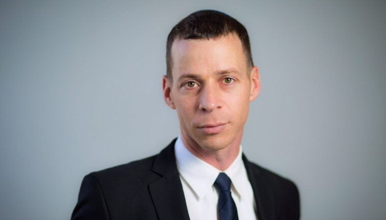 journalist-who-first-broke-missing-airman-scoop-steps-forward-after-trump’s-jail-threat-—-vows-to-‘protect-sources’