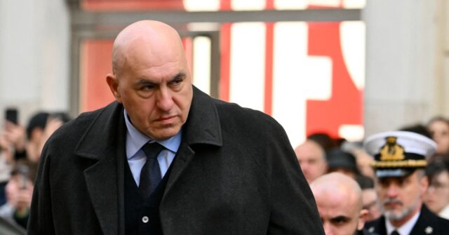 italian-defense-minister:-none-of-trump’s-advisors-‘dare-to-contradict-him’