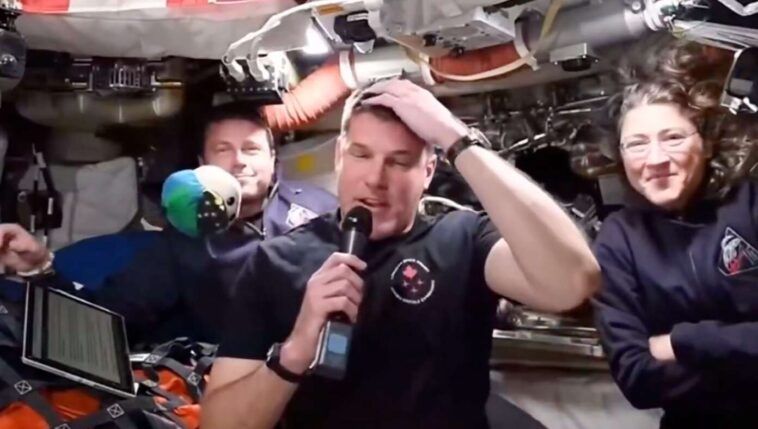 as-astronauts-reach-the-farthest-any-human-has-been-from-earth,-mission-specialist-pretty-sure-he-left-the-oven-on