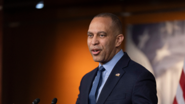 jeffries:-two-week-ceasefire-‘insufficient’,-need-‘permanent’-end,-trump-might-give-iran-control-of-strait