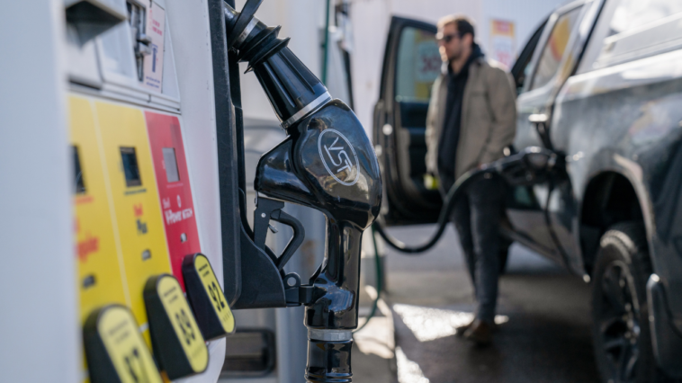 gas-surge-tied-to-iran-conflict-hits-swing-states,-testing-trump’s-low-price-pitch