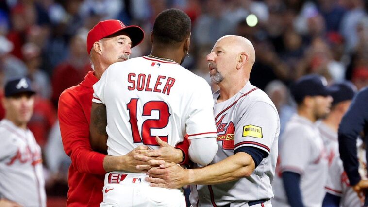 falcons-invite-braves-manager-to-‘put-on-the-pads’-after-his-standout-tackle-during-the-team’s-brawl
