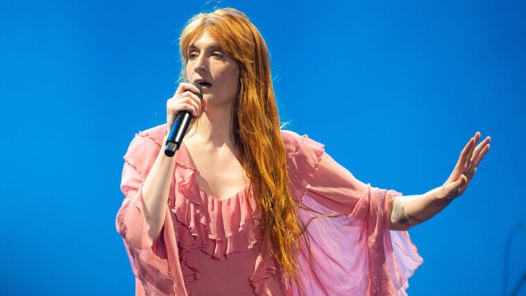 florence-and-the-machine-brings-planned-parenthood-on-tour-to-offer-reproductive-health-advice
