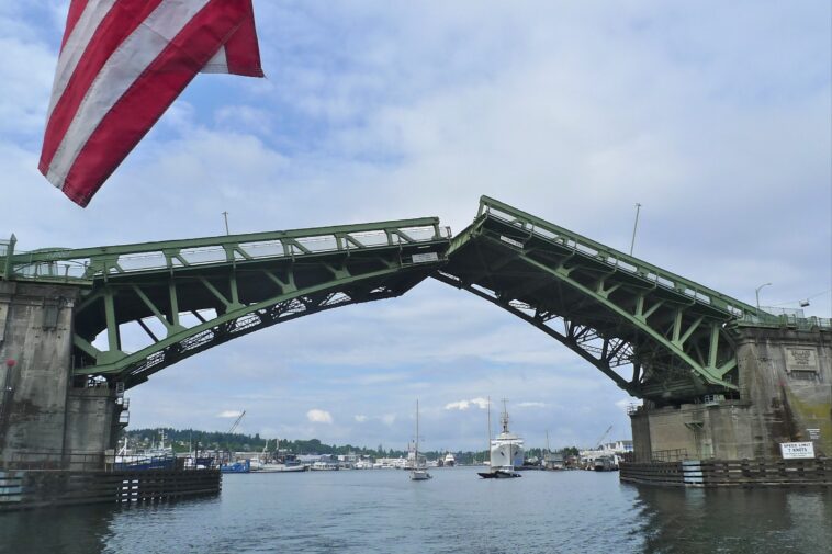 murder-suspect-caught-with-meth-while-climbing-an-open-seattle-drawbridge