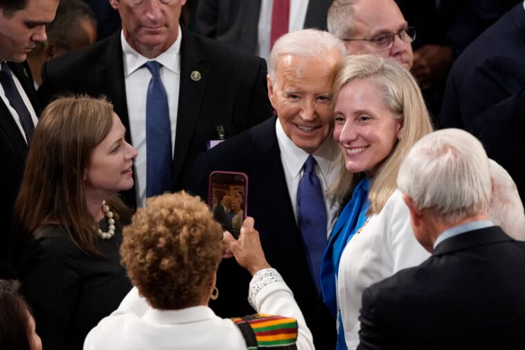 former-top-biden-aide-urges-va-gov.-abigail-spanberger-to-stop-using-his-playbook:-‘come-out-of-her-biden-bunker’