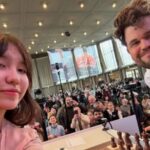 world-chess-champ-poses-for-selfie-with-opponent-—-then-immediately-rats-her-out-for-having-phone