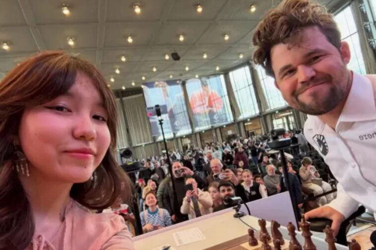 world-chess-champ-poses-for-selfie-with-opponent-—-then-immediately-rats-her-out-for-having-phone