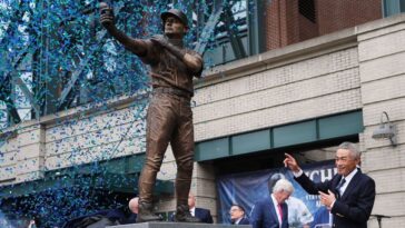 going-batty:-ichiro-statue-breaks-during-unveiling