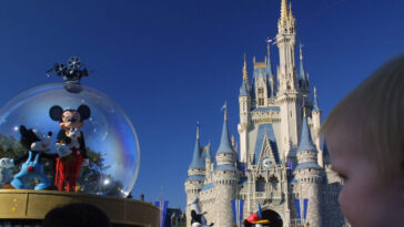 video:-disney-parks-quietly-brings-back-‘ladies-and-gentlemen’-greeting