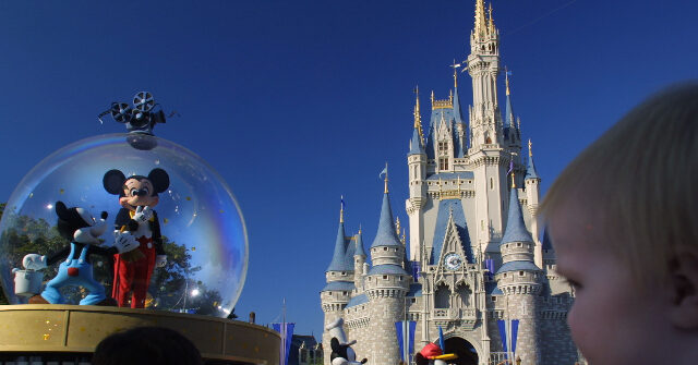 video:-disney-parks-quietly-brings-back-‘ladies-and-gentlemen’-greeting