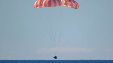breaking:-nasa,-navy-personnel-rush-to-recover-artemis-ii-astronauts-after-pacific-ocean-landing