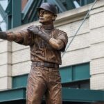 ichiro-suzuki’s-bronze-statue-loses-its-bat-in-an-unveiling-gone-wrong-at-mariners-home-ballpark