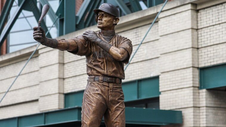 ichiro-suzuki’s-bronze-statue-loses-its-bat-in-an-unveiling-gone-wrong-at-mariners-home-ballpark