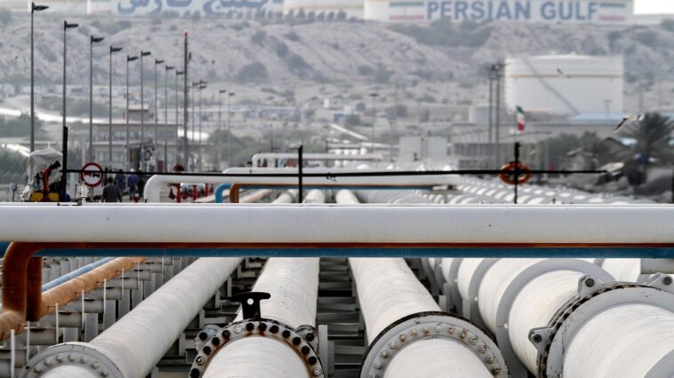 ex-obama-advisor-says-iran-could-target-gulf-oil-facilities-as-trump-blockade-squeezes-regime