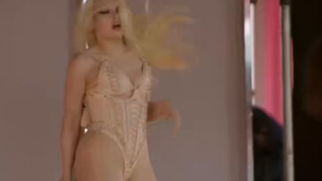 coachella-star-suffers-x-rated-wardrobe-malfunction-before-sprinting-off-stage