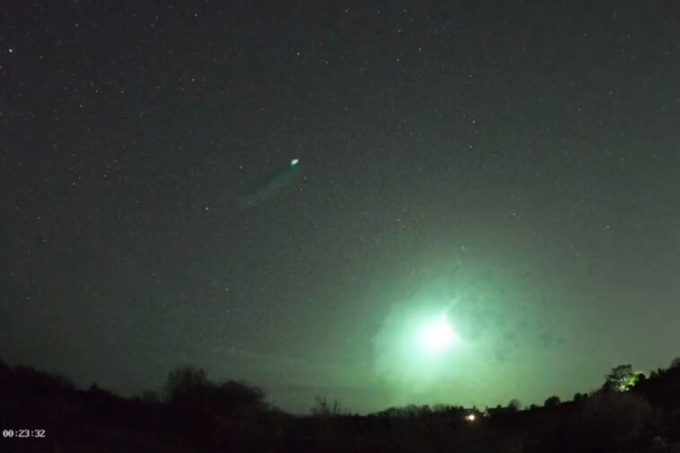 dramatic-footage-of-massive-green-fireball-streaking-across-uk-skies-sparks-wild-theories:-‘remnants-of-artemis?’