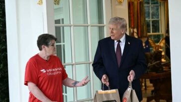trump-uses-doordash-to-order-mcdonald’s-before-wh-news-conference,-tips-driver-$100