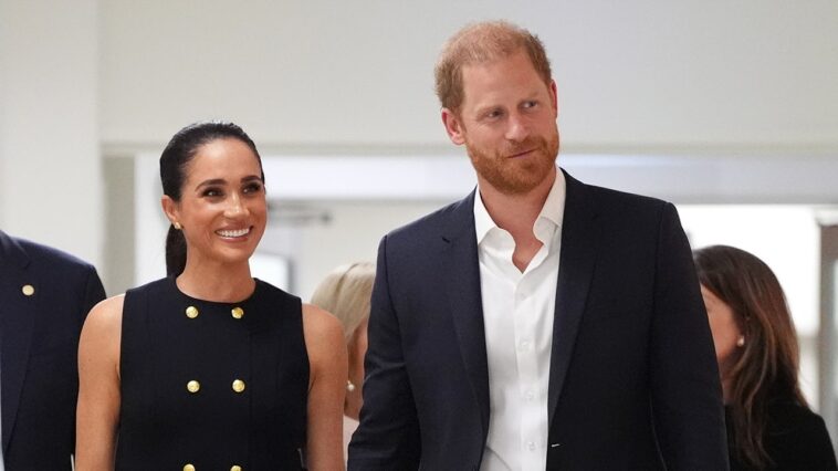 prince-harry-and-meghan-markle-ditch-first-class-seats,-experts-question-if-move-was-a-‘strategy’
