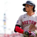 red-sox-outfielder-jarren-duran-flips-off-fan-who-allegedly-told-him-to-harm-himself-in-loss-to-twins