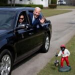 ‘hi-barack!’-yells-biden-as-car-passes-house-with-a-lawn-jockey
