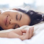 sleeping-without-a-pillow-could-have-surprising-health-benefit,-study-suggests