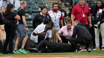 white-sox-longtime-anthem-singer-collapses-on-field-while-performing-black-national-anthem