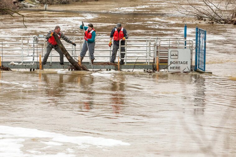 midwestern-drivers-trapped-in-flooded-streets-after-destructive-tornadoes,-record-rainfall