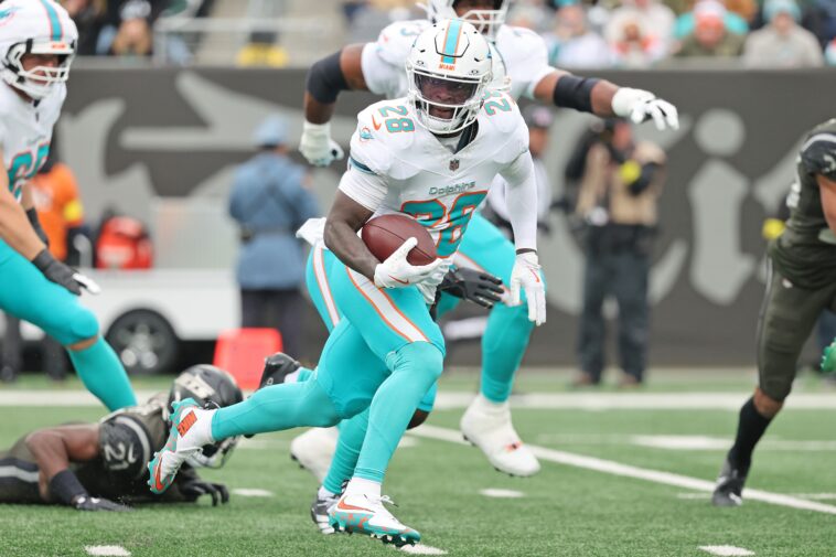 dolphins-front-office-takes-definitive-stance-on-de’von-achane-amid-trade-rumors
