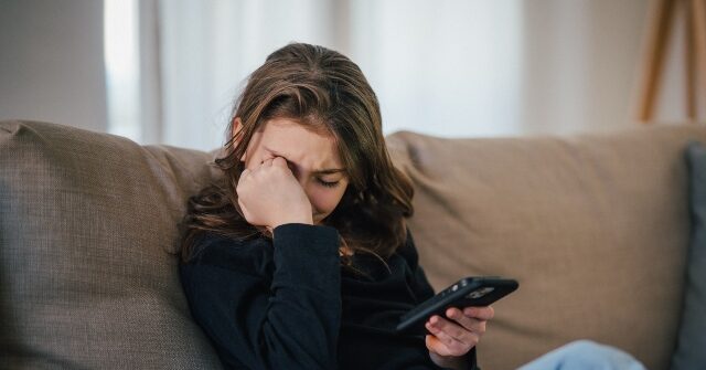 apple-and-google-continue-to-offer-‘nudify’-apps-that-use-ai-to-generate-deepfake-porn