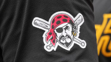 watch:-pirates-fans-caught-in-uncomfortable,-nsfw-moment