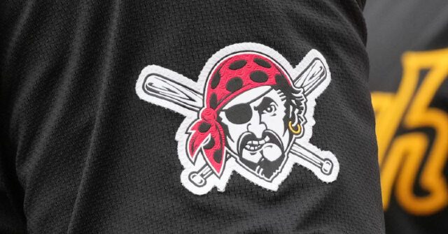 watch:-pirates-fans-caught-in-uncomfortable,-nsfw-moment