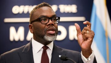 chicago-mayor-links-restaurant-industry-to-‘slavery’-as-tipped-wage-fight-intensifies