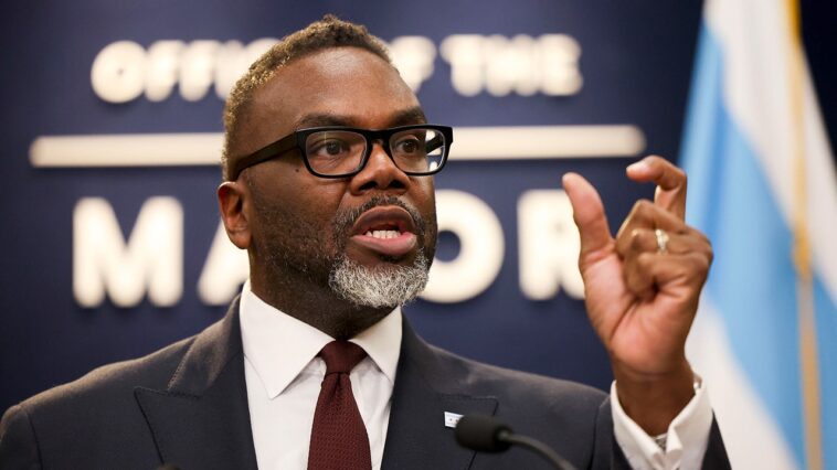 chicago-mayor-links-restaurant-industry-to-‘slavery’-as-tipped-wage-fight-intensifies