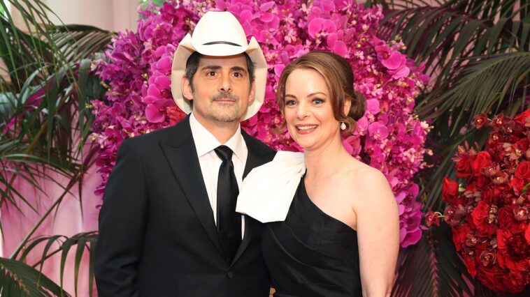 kimberly-williams-paisley-says-brad-paisley-‘stalked’-her-after-watching-her-in-‘father-of-the-bride’
