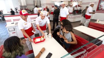this-popular-burger-chain-built-its-own-‘university’-to-train-future-leaders