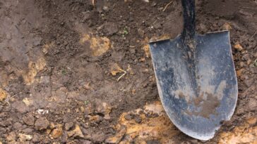 homeowner-uses-shovel-to-defend-his-pregnant-wife-and-child-from-would-be-intruder
