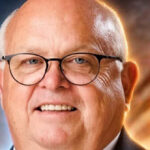 watch:-oklahoma-principal-who-stopped-school-shooter-crowned-prom-king