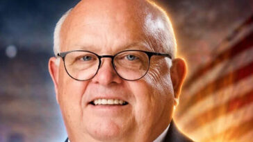 watch:-oklahoma-principal-who-stopped-school-shooter-crowned-prom-king