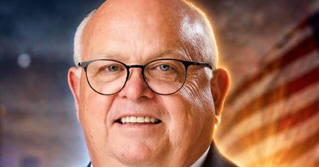 watch:-oklahoma-principal-who-stopped-school-shooter-crowned-prom-king