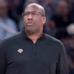 knicks-coach-mike-brown-turns-reporter’s-ringing-phone-into-a-funny-moment-during-press-conference