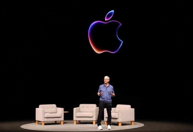 apple-ceo-tim-cook-steps-down,-replacement-already-named
