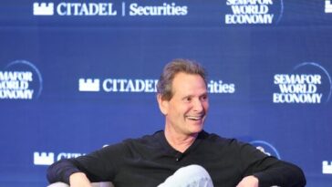 verizon-ceo-dan-schulman:-ai-will-destroy-many-jobs-and-‘everyone-knows-it’