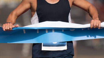 delaware-marathon-runner-celebrates-too-early,-gets-passed-at-finish-line