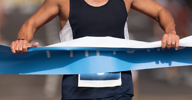 delaware-marathon-runner-celebrates-too-early,-gets-passed-at-finish-line