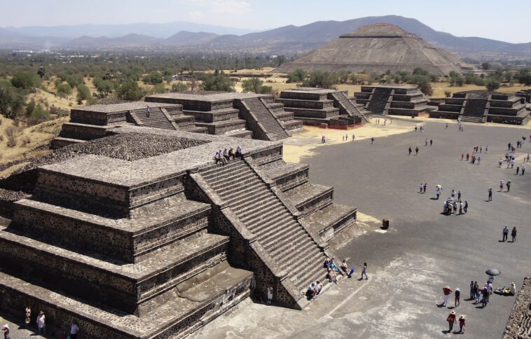 gunman-opens-fire-from-top-of-teotihuacan-pyramid-in-mexico-—-one-tourist-killed,-dozens-injured-in-shocking-attack
