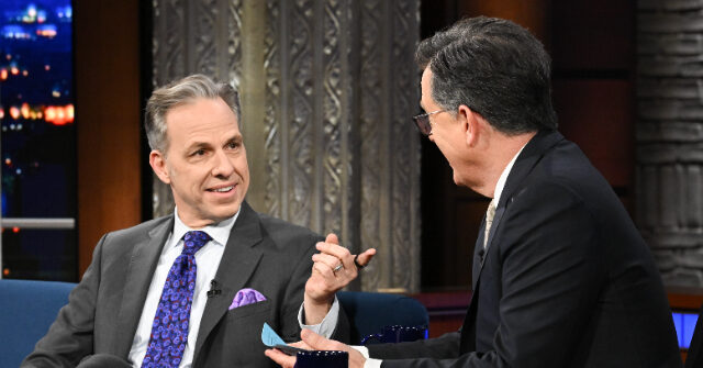 video:-cnn’s-jake-tapper-gifts-stephen-colbert-pocket-square-he-plans-to-troll-trump-with-at-whcd