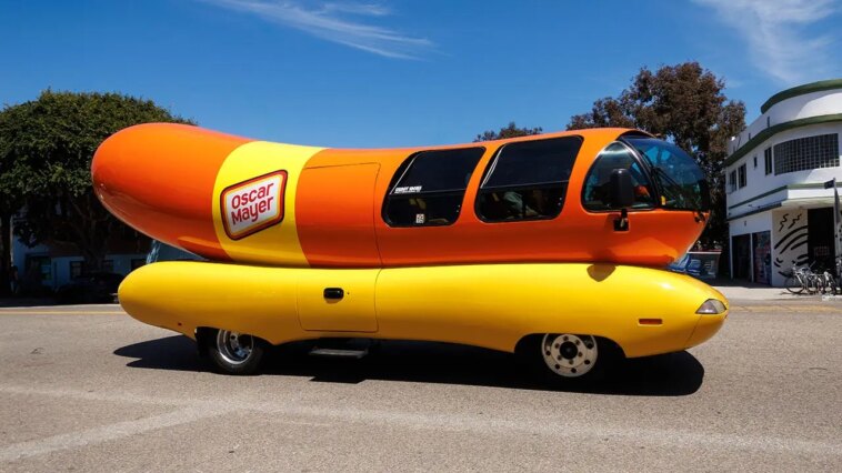kansas-high-school-students-take-27-foot-oscar-mayer-wienermobile-to-the-prom