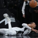 wemby-out-after-hard-fall,-in-concussion-protocol