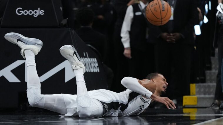 wemby-out-after-hard-fall,-in-concussion-protocol