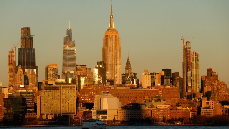 new-york-city-lost-residents-across-all-income-levels-last-year,-study-finds